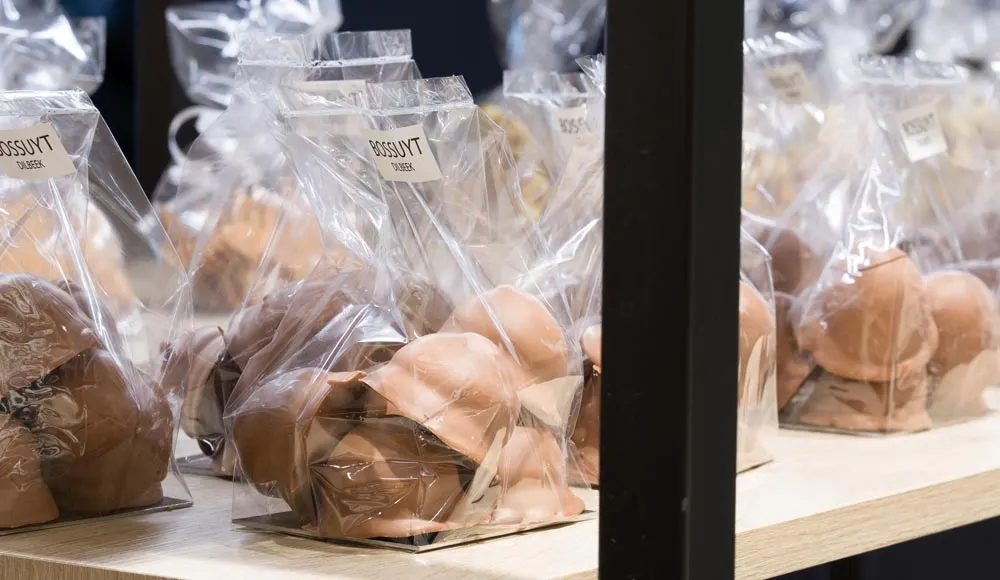Zakjes met huisgemaakte koekjes en meringues in het rek